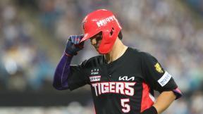 KIA 김도영, 번트 타구에 얼굴 맞아 부상…‘40호 홈런’ 하루만에 비상