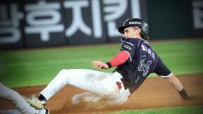 롯데 꺾은 KT, 4연승으로 선두 수성…삼성도 승률 0.001차 추격
