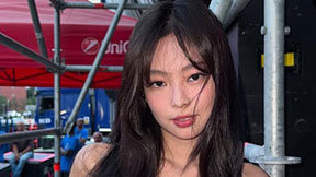 위켄드 노래 따라 부르던 연습생 제니, 우상과 함께 선 5만 스타디움
