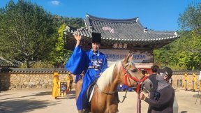 필암서원서 과거시험…‘책문 장원’ 고교생, 어사화 꽃고 장원급제 행렬 재현