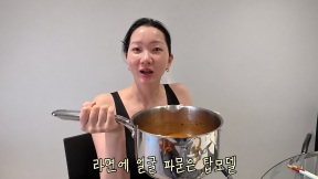 장윤주, 한국선 안 먹던 라면 영국 가자 냄비째…남편도 “왜 여기서 먹어?”