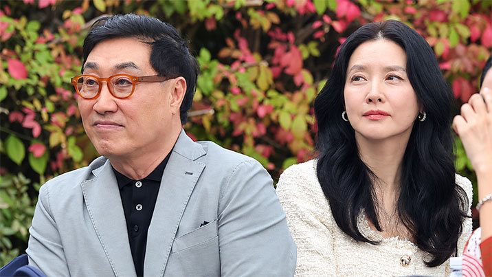 55세 이영애, 20세 연상 남편과 공식석상에 나란히