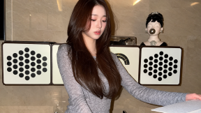 장원영 집에 놓인 ‘3000만원 오디오’…빨간 소파 가격도 놀랍다