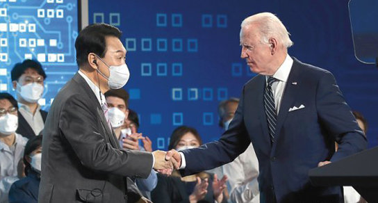 尹대통령 “한미 경제안보 동맹”바이든 “가치 공유 韓과 공급망 협력”