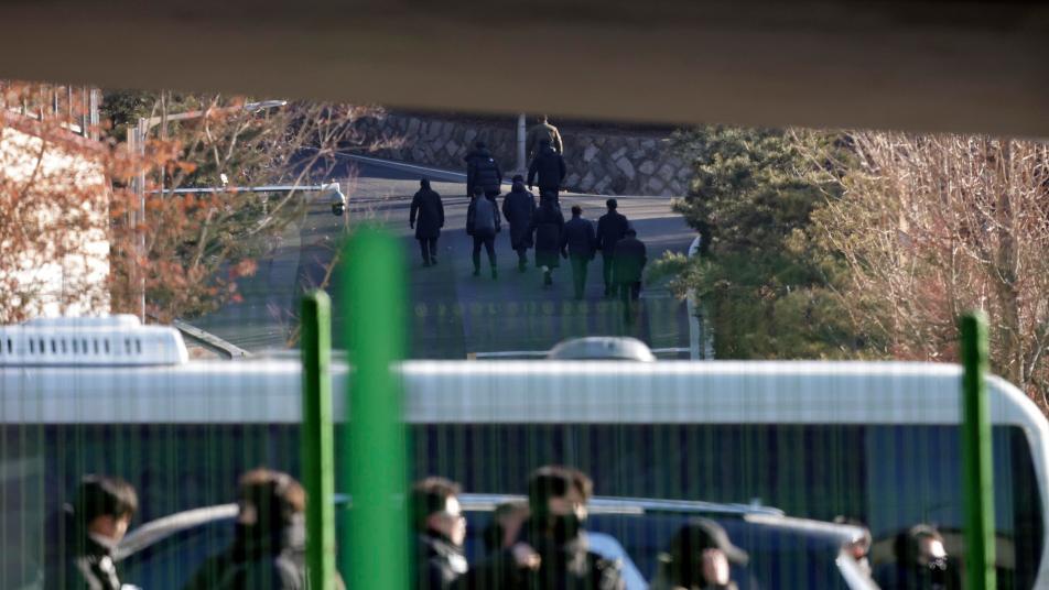 공수처, 관저 군부대 저지 뚫고 ‘최근접’ 경호처와 대치