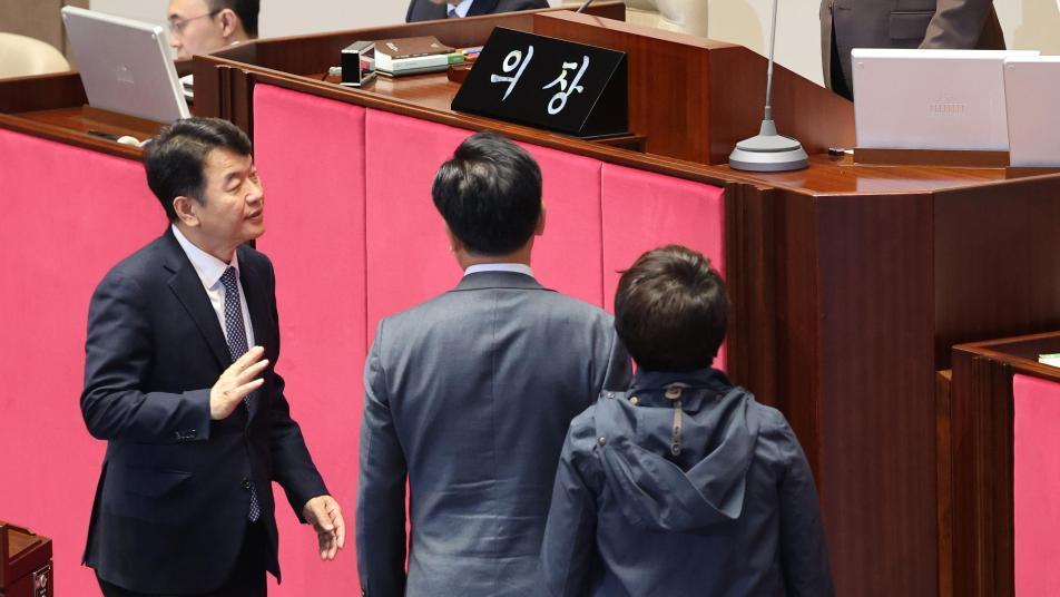 “한 주먹거리” “야 이리 와봐” 민생법안 대신 막말 오간 본회의