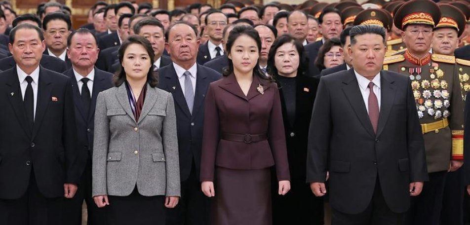 ‘센터’ 선 김정은 딸 주애, 금수산궁전 첫 참배