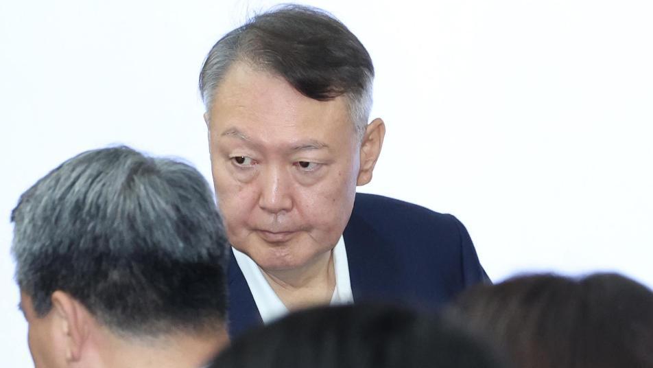 민주 “마지막까지 침대 재판… 강력한 유감” vs 국힘 “정치 선동 말라” 구형 연기엔 말아껴