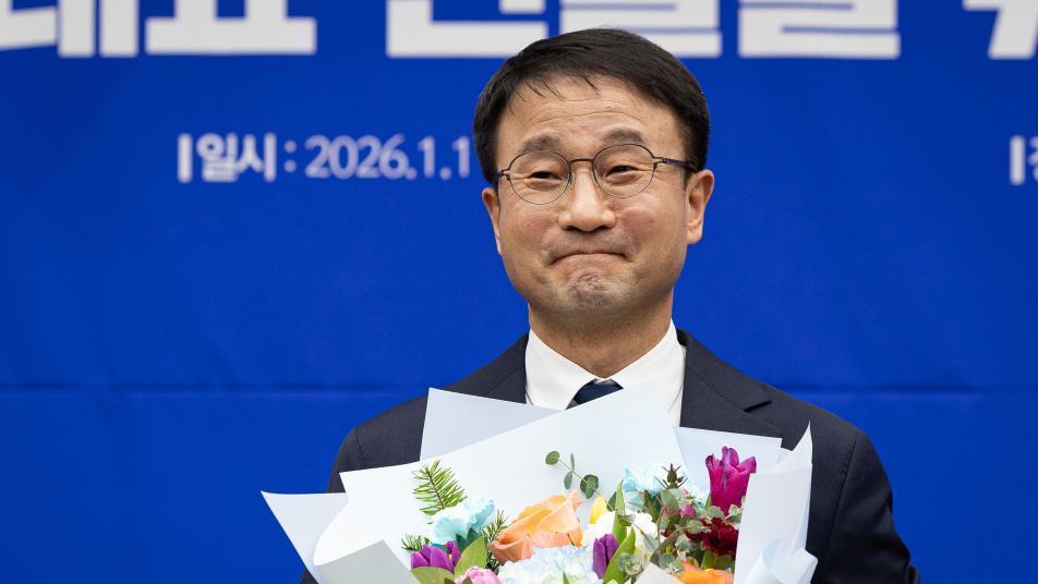 與 신임 원내대표에 한병도 “李정부 성공 뒷받침하겠다”