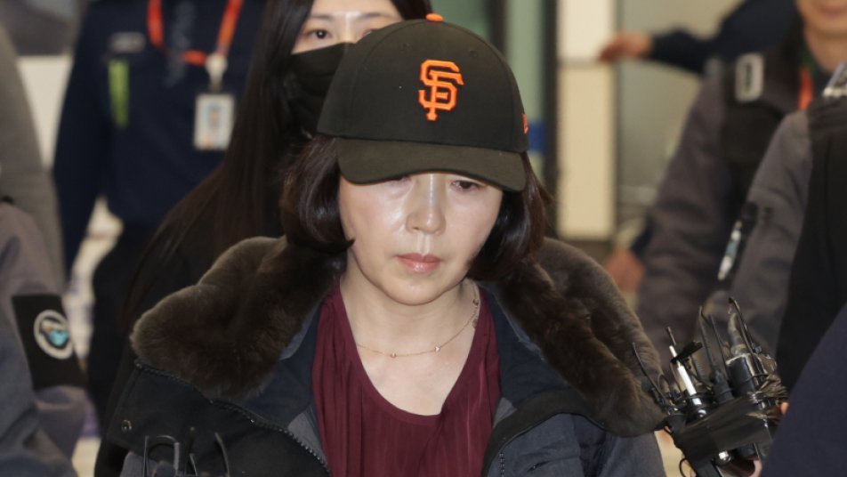 ‘공천헌금’ 김경 11일만에 귀국… 경찰, 金-강선우 늑장 압수수색