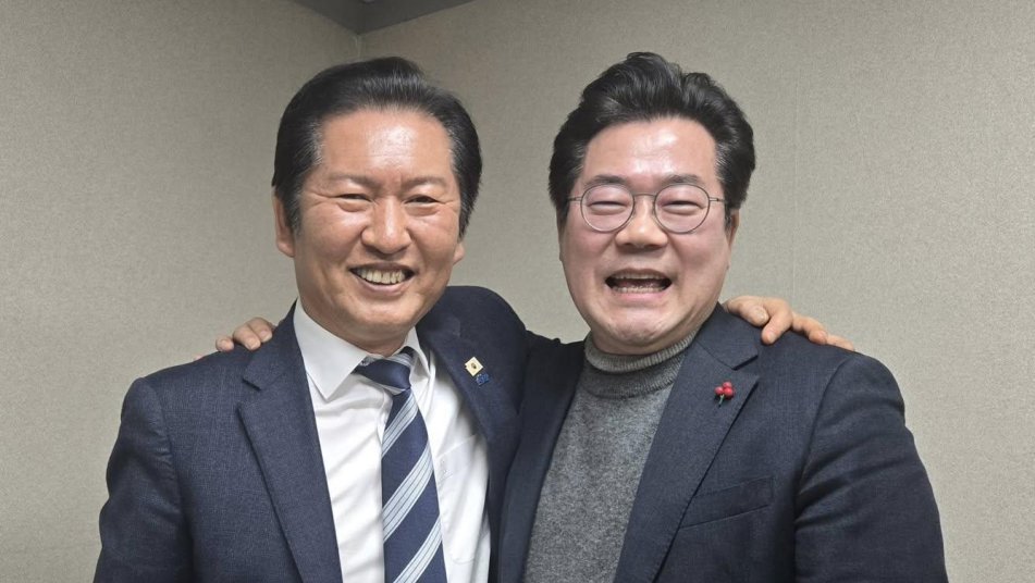 친명표 필요한 鄭, 공천도장 원하는 朴…당권 격돌 5개월 만에 ‘심야 어깨동무’