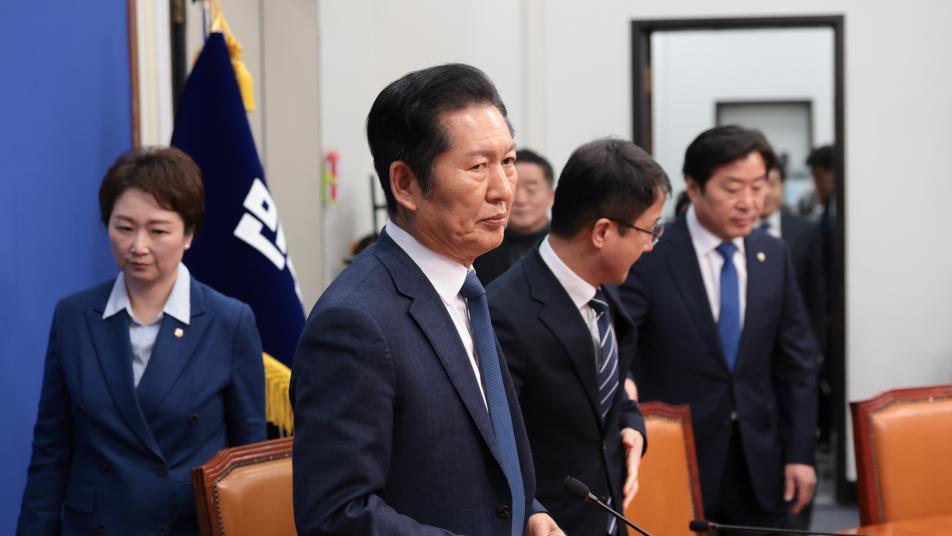 ‘합당 깜짝 제안’ 19일만에 제동… 정청래, 취임후 최대 위기