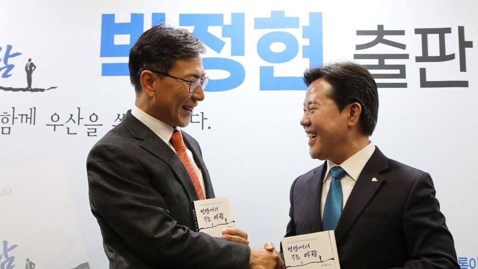 안희정, 8년만에 공식석상 등장…여성단체 “당장 활동 중단하라”