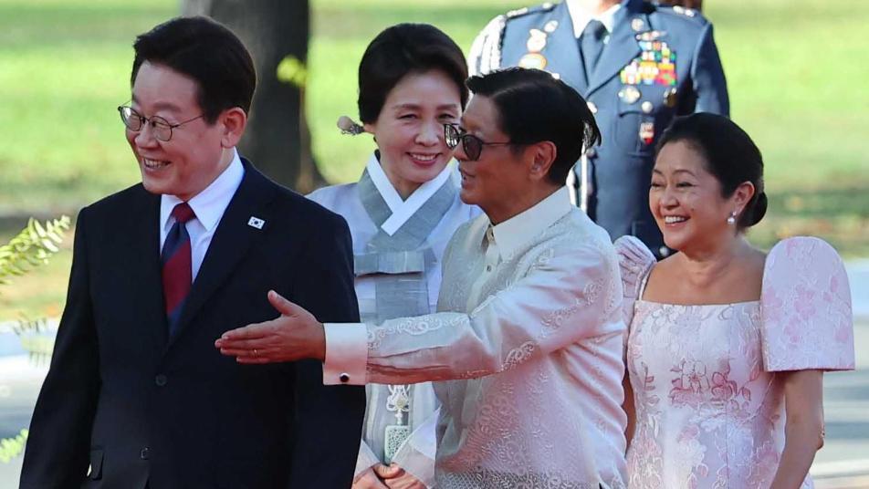 李 “77년간 쌓은 필리핀 파트너십 확대” 방산협력 ‘금거북선’ 선물