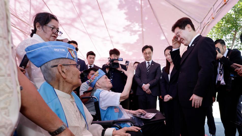 필리핀서 한국전 참전용사 만난 李 “한국에 꼭 초청하겠다” [청계천 옆 사진관]