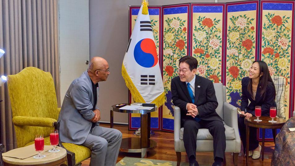李, 필리핀서 반가운 얼굴 만나…“변호사때 도와준 이주노동자”