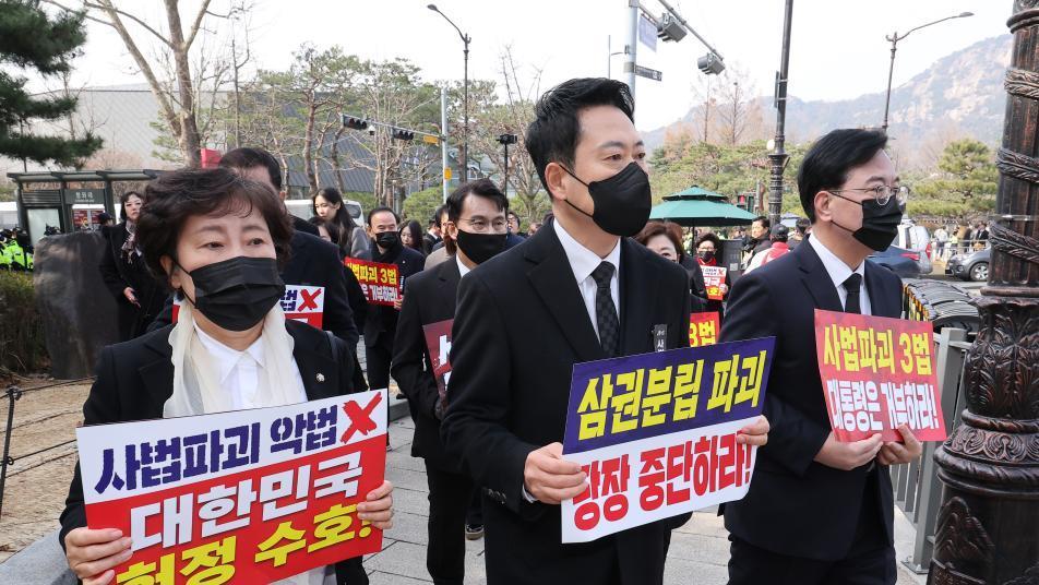 ‘검은 마스크’ 장동혁 “권력이 판결문 쓰는 나라, 법치는 없다”