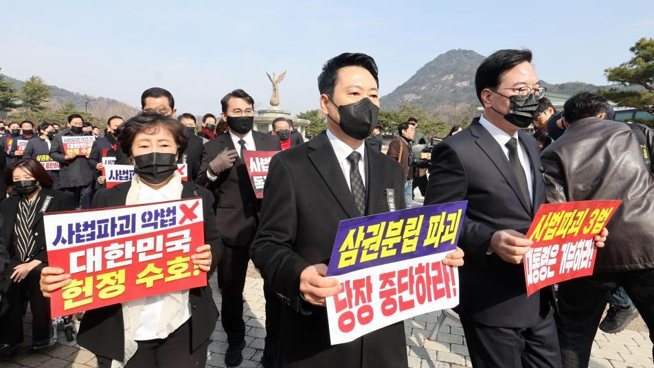 위헌 논란속 사법 재편… 與 “조작 기소 막을 전환점” 野 “독재 가속”