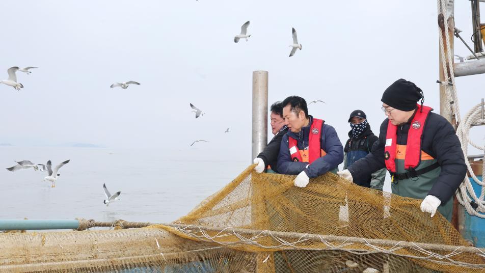 새우잡이 배에 오른 정치인… 선거 앞둔 여야 홍보전쟁 [청계천 옆 사진관]