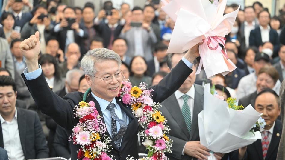 與 전남광주시장 후보 민형배… 국힘 경북도지사 후보 이철우