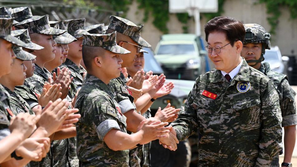 연평도 해병부대 간 李 “징집병 최소화, 선택적 모병제로 갈것”
