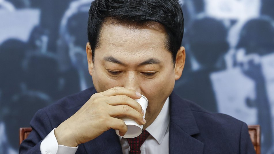 장동혁 “의총서 어떤 결정하든 사퇴 안해”… 최고위 “張 내려와야” “본인이나 사퇴” 충돌