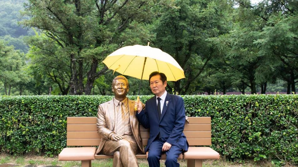 DJ 생가 이어 봉하마을 찾은 정청래 “정치 출발점은 노무현 정신”