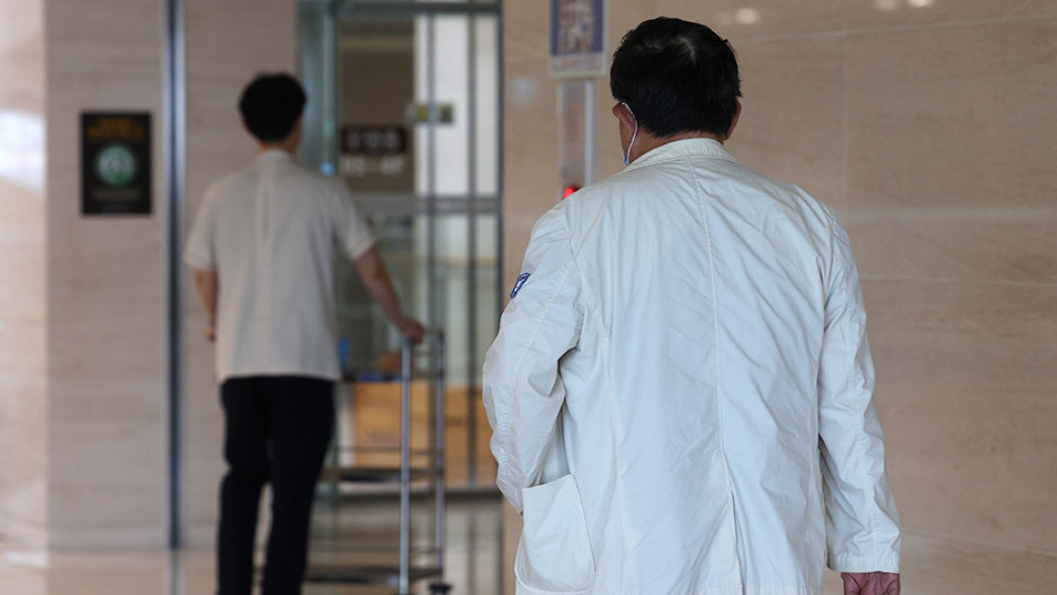 전북대병원 병동 3개 폐쇄…의사 파동에 대학병원들 “존폐 위기”