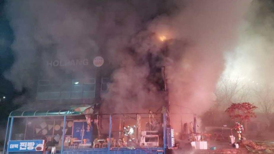 태백 주유소 인근서 야간에 4층 상가 전소…소방대원 중상