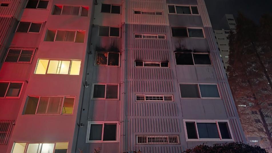 창원 아파트 화재로 60대 부부 숨져…주민 130명 대피