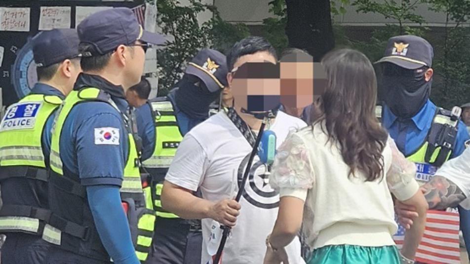 ‘올공 시위’서 경찰에 침뱉고 욕설한 40대女 구속영장