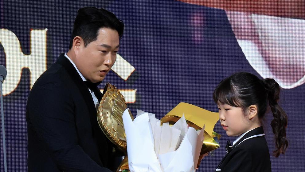 딸들 꽃다발 받은 양의지… 10번째 황금장갑 최다 타이