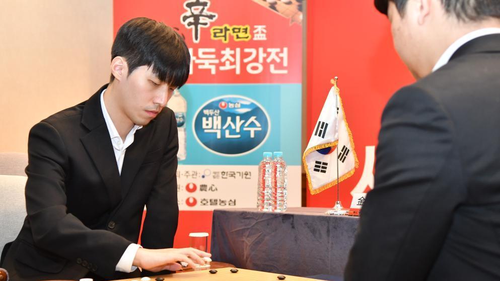 바둑 김명훈·신민준, 세계기선전 8강행…한승주·스미레 탈락