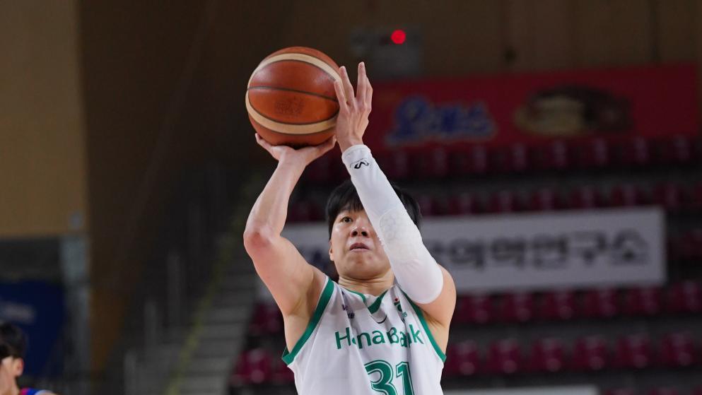 ‘3점슛 11개’ 여자농구 선두 하나은행, 삼성생명 꺾고 4연승