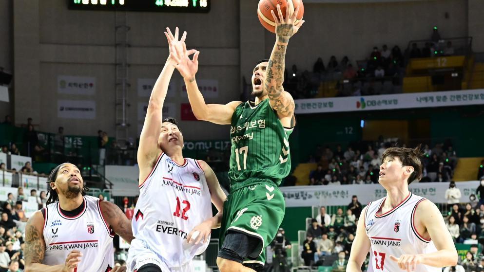 ‘야전 사령관’ 알바노 12도움… 7연승 DB, 2위 탈환