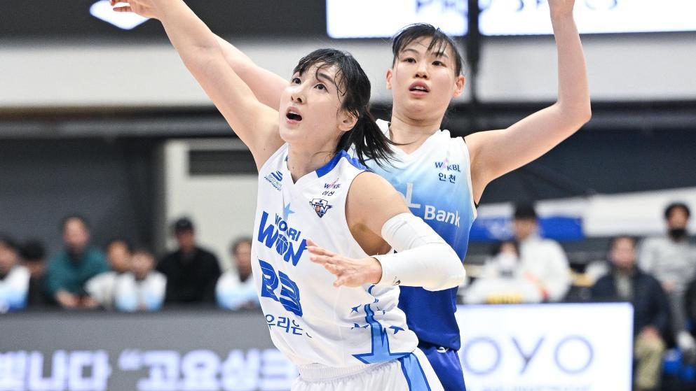 ‘2Q에만 30점’ 여자농구 우리은행, 3연승 질주…신한은행은 8연패