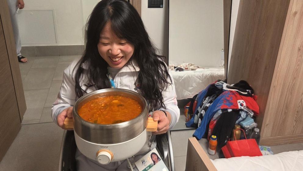 ‘금메달’ 김윤지, 산 넘어온 김치찌개에 환하게 웃었다