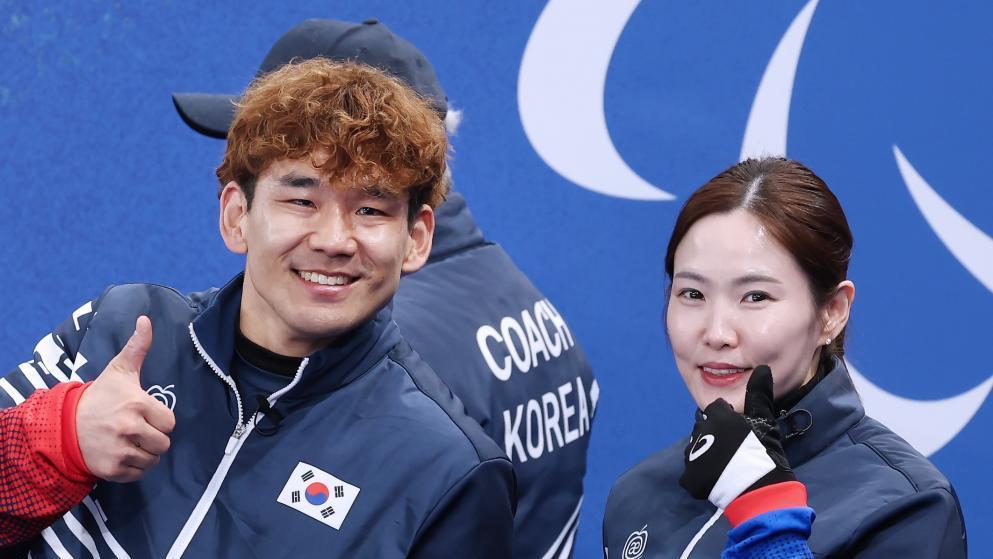 한국 휠체어컬링 백혜진-이용석 조 4강 진출… 16년만에 패럴림픽 메달 눈앞