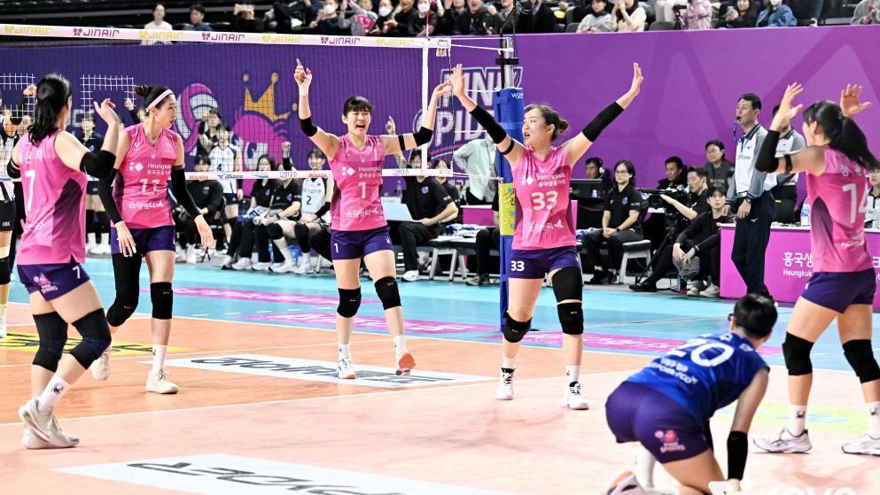 ‘디펜딩 챔피언’ 흥국생명, IBK에 3-2 승리…4시즌 연속 봄 배구 확정
