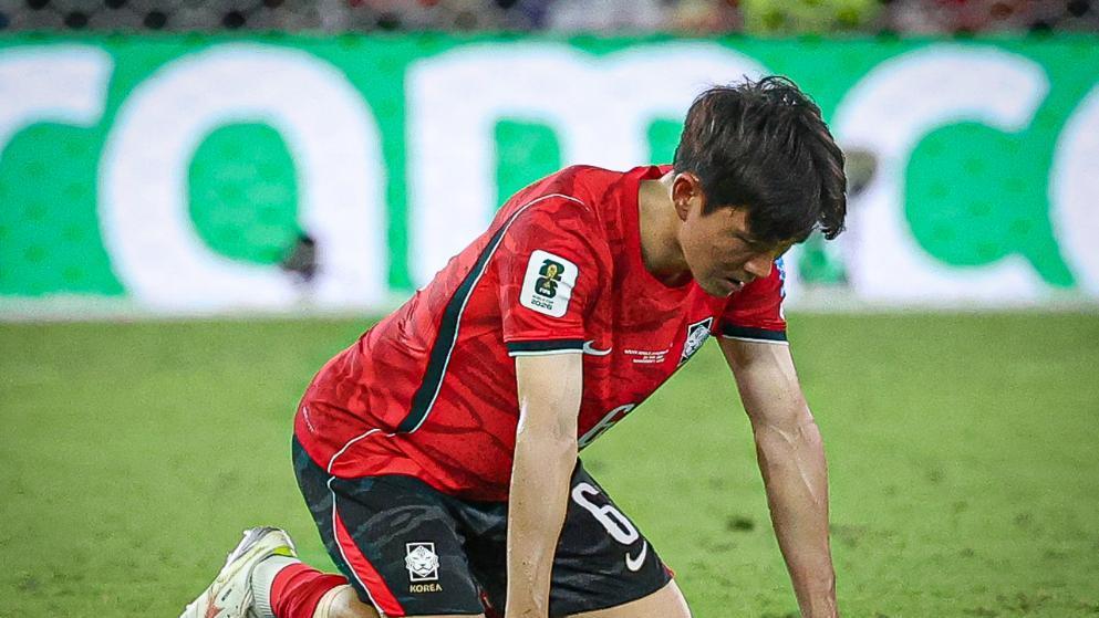 패배 후 불끈 쥔 두 주먹… 고개들지 못한 황인범[청계천 옆 사진관]