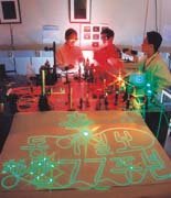 光섬유로 그린‘東亞창간 축하’