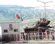 터키의 탱크가 이라크와의 접경검문소를 통과하고 있다.