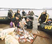 「바다의 날」한강 청소