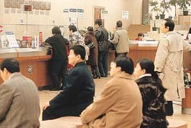 붐비는 환전창구