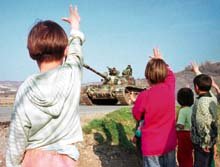 세르비아軍에 손흔드는 어린이들