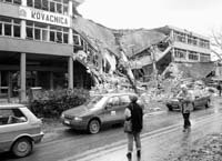 유고 자동차공장 ‘폭삭’