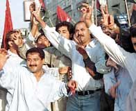 '샤리프총리 축출환영'