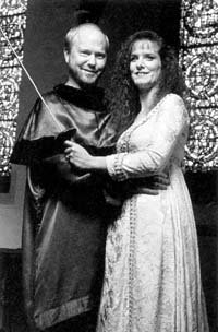 울티마 온라인의 중세 복장 차림으로 피플지에 소개된 딘과 데브라 부부