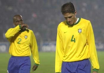 패배후 고개를 떨군 브라질의 에드밀손(오른쪽)