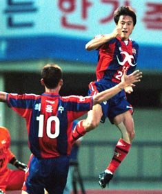 해트트릭 달성 후 환호하는 왕정현(오른쪽)